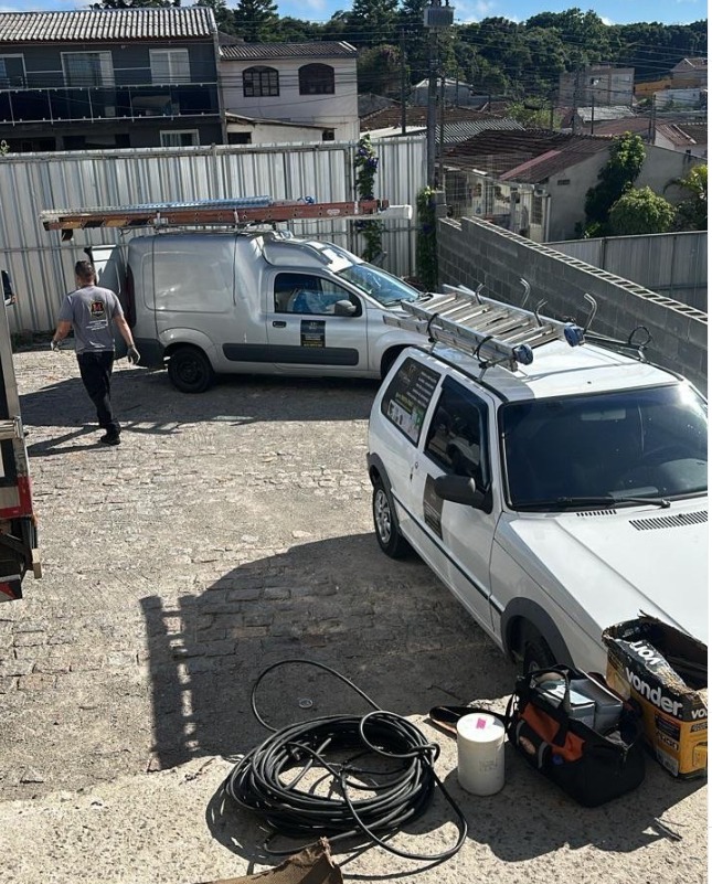 Equipe da Mafratec preparando equipamentos e cabos para instalação